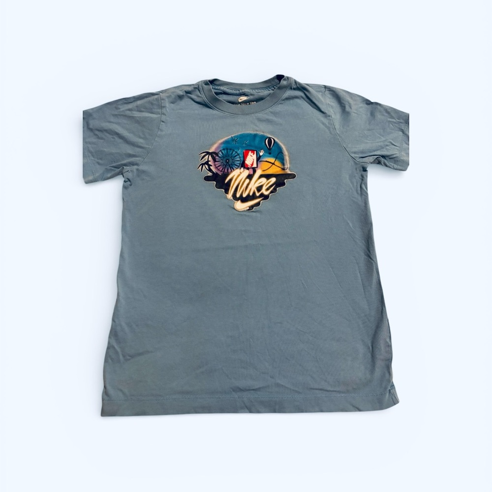 Nike Gray Graphic Boys Tee. Size Large